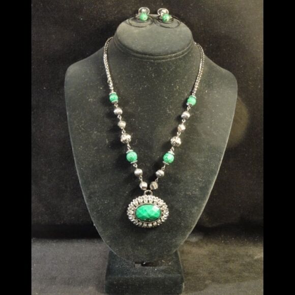 Green & Black Beaded Nacklace w/ Matching Earrings - Picture 1 of 3